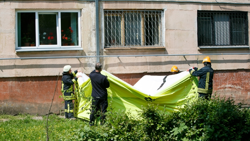 Garliavoje aidėjo specialiųjų tarnybų sirenos: prie vieno jos daugiabučio teko skleisti oro pagalvę