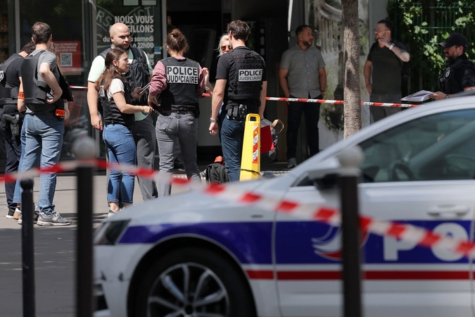 Paryžiuje sulaikytas vyras, įtariamas peiliais sužeidęs tris moteris