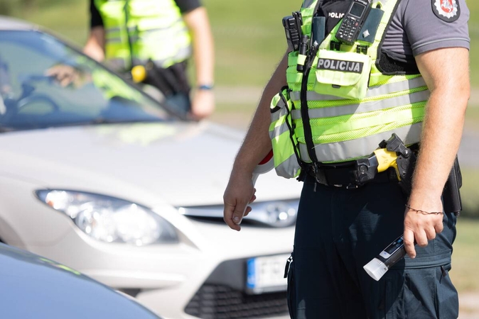 Prasikaltęs vyras į policijos komisariatą automobiliu atvažiavo visiškai girtas