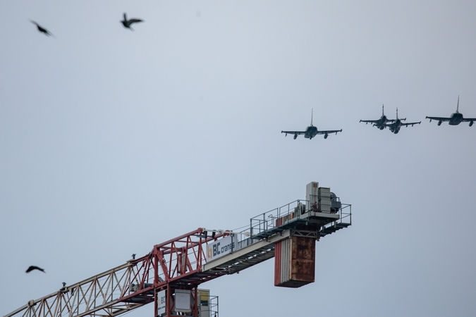 NATO naikintuvai keturis kartus kilo atpažinti ir lydėti Rusijos orlaivių