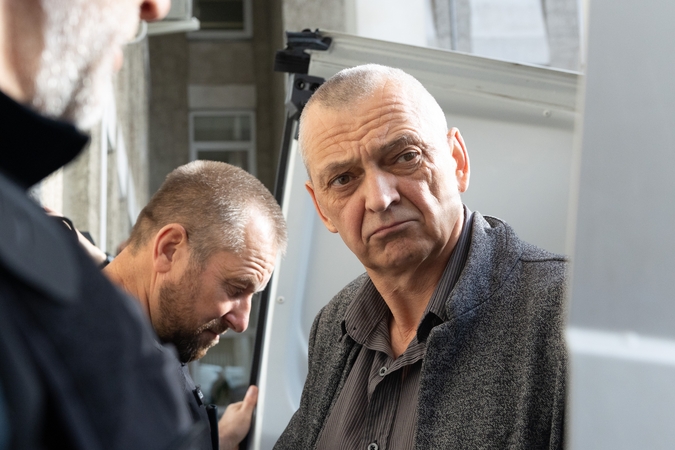Paramediko nužudymas: į teismą atvežtas Sadauskienės tėvas
