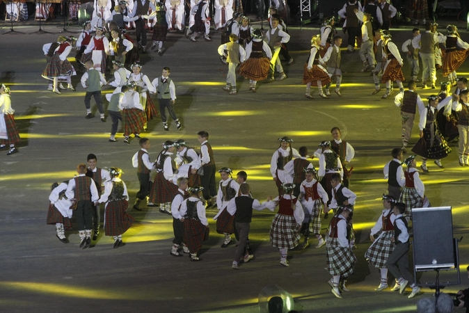 Sostinėje vykstančia dalyvių eisena pradėta Moksleivių dainų šventė