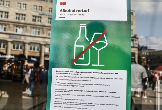 Vokietijos geležinkeliai visose stotyse draus alkoholio vartojimą