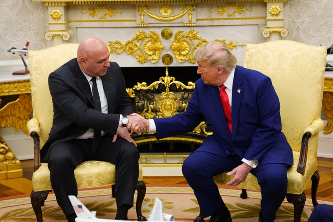Donaldas Trumpas žada padėti Libanui siekti taikos su Izraeliu
