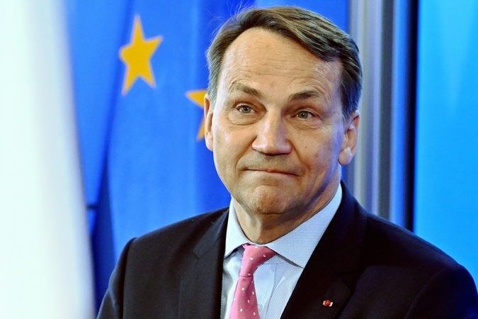 Sikorskis įspėja apie galimą Rusijos provokaciją prieš NATO