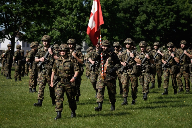 Neutrali Šveicarija kartu su NATO įsigys amuniciją