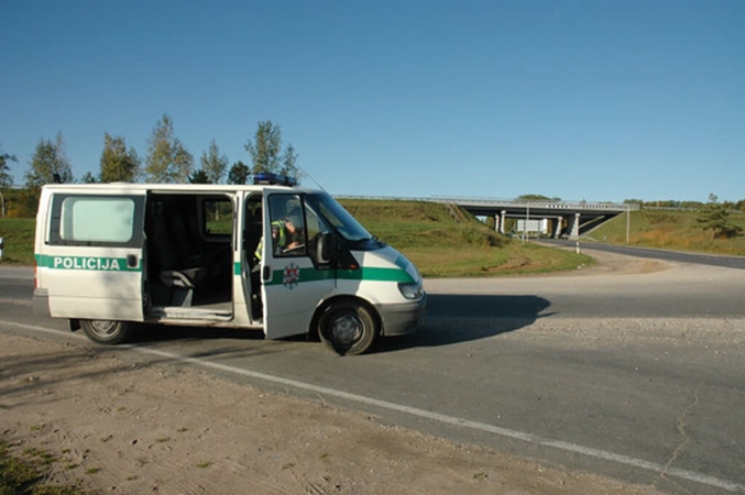 Utenos rajone girto vairuotojo sukeltoje avarijoje sužaloti keturi žmonės, buvo uždarytas kelias