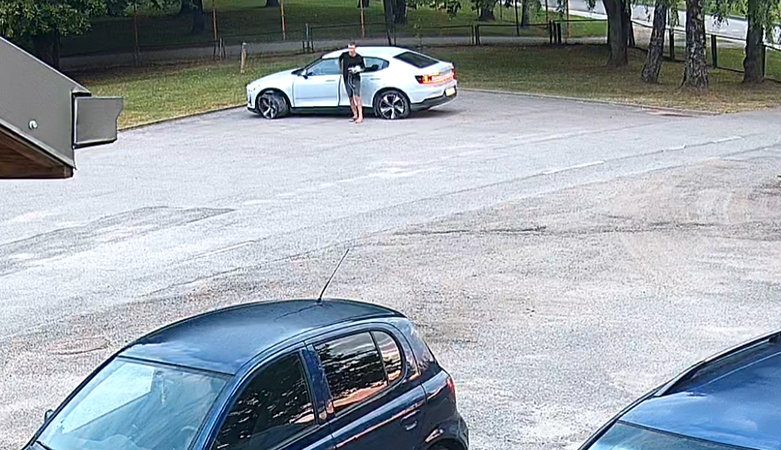 Alytuje pavogtas automobilis vėliau rastas apgadintas: policija prašo atpažinti vyrą