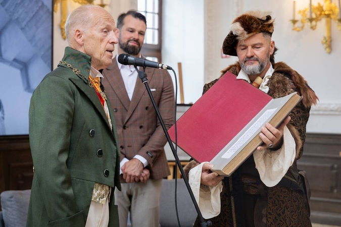 Kauno rotušės 484-asis gimtadienis: miestui perduota ypatinga gitara ir šūsnis istorinių dokumentų