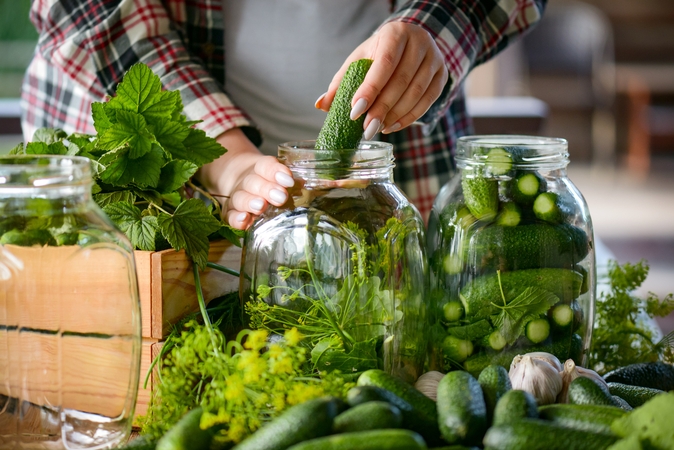 Tradicija: klasikiniu būdu konservuojant agurkus dažniausiai naudojami krapai, česnakai ir krienai.