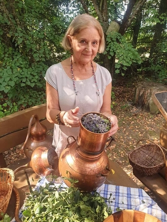 Atradimas: visą gyvenimą dirbusi buhaltere, šiandien B. Gudelienė turi naują veiklą, teikiančią jai sielos atgaivą. Ji distiliuoja augalus, gamina hidrolatus ir natūralią kosmetiką.