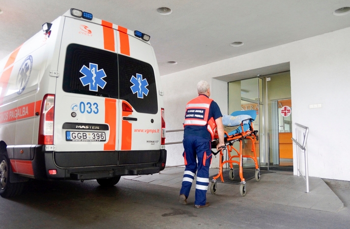 Vilniaus rajone sunkvežimis partrenkė dviratininkę: po smūgio ji paniro į komą