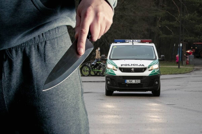 Vidury dienos švaistėsi peiliu