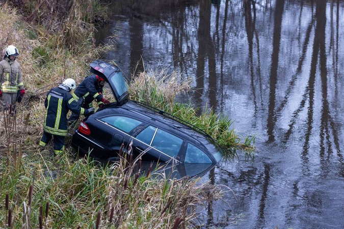Į tvenkinį Vilniuje įlėkė automobilis – ištrauktą moterį pavyko atgaivinti 