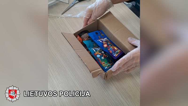 Kvaišalus siuntėsi paštomatu: 19-mečiui skirta tūkstantinė bauda