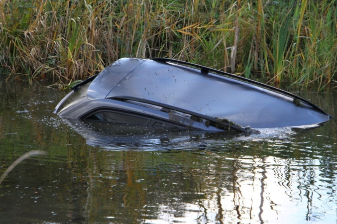 Jonavos rajone į tvenkinį įvažiavo automobilis