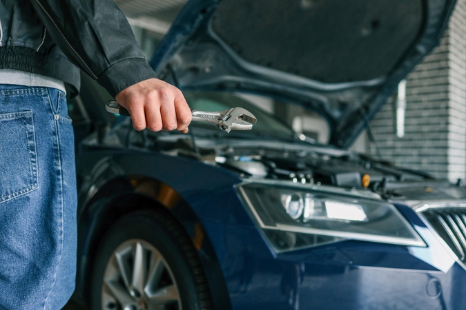 Prokuratūra prašo teismo automobilių numerius klastojusiems vyrams skirti baudas