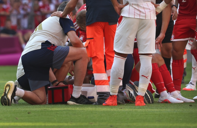 Rungtynėse – šiurpūs vaizdai: du kartus nualpo futbolo žvaigždė