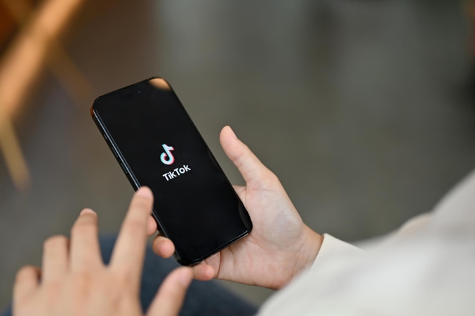 „TikTok“ transliacija apkarto: už švaistymąsi ginklais ir grasinimus vyrui gali grėsti kalėjimas