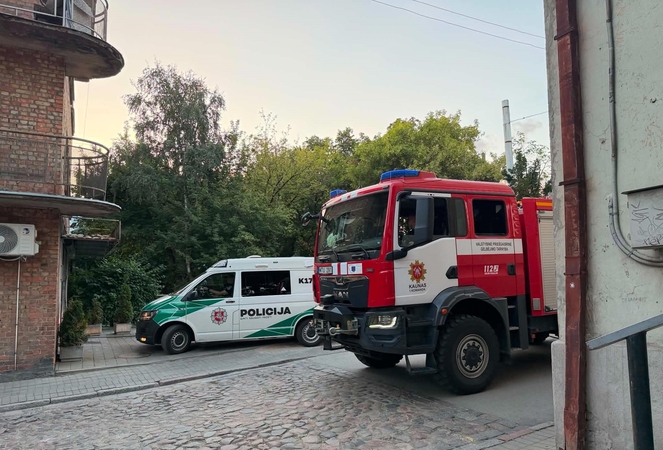 Kauno senamiestyje – ugniagesių ir policijos ekipažai