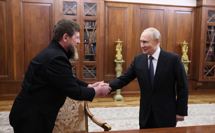 Kadyrovas garsiai palaiko Putino karą, o ką daro iš tiesų?