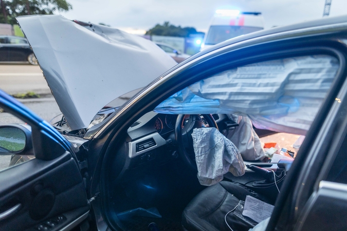 Prienų rajone nuo kelio nuvažiavo automobilis, vairuotojai ir keleiviui prireikė medikų pagalbos
