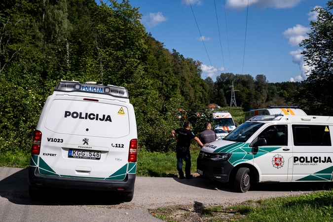 Vilniaus rajone ant stogo apvirto automobilis