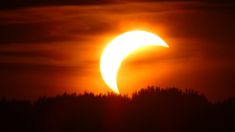 Saulės užtemimas Lietuvoje: gyventojai užfiksavo seniai matytą kosminį reiškinį