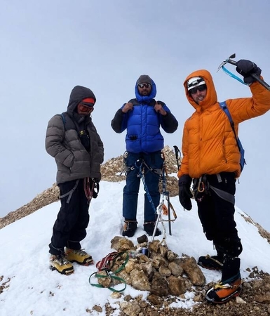 Kirgizijos kalnuose dingo trys alpinistai, tarp jų yra lietuvis Sergejus Rubcovas (dešinėje).  