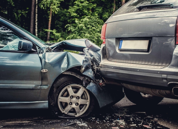 Vilniuje sunkvežimis įlėkė į aikštelę ir suniokojo kelis automobilius