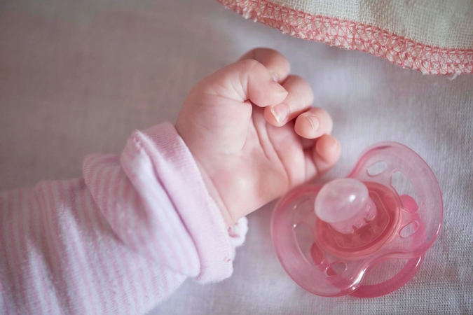 Kūdikio netekusi šeima vengia specialistų: į namus neįsileido, į skambučius neatsiliepė