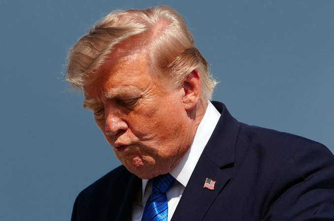 Donaldas Trumpas juokauja, kad Tarptautinis Baudžiamasis Teismas į jį dar nenusitaikė