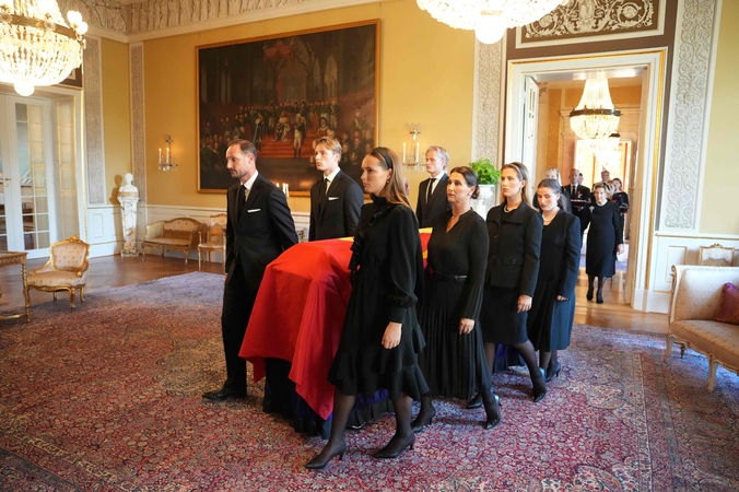 Norvegijos karaliaus Haraldo karstas perneštas į šarvojimo salę Karališkųjų rūmų koplyčioje 