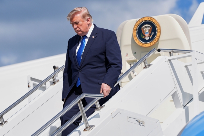 Donaldas Trumpas grasina suduoti Iranui „labai stiprų“ smūgį