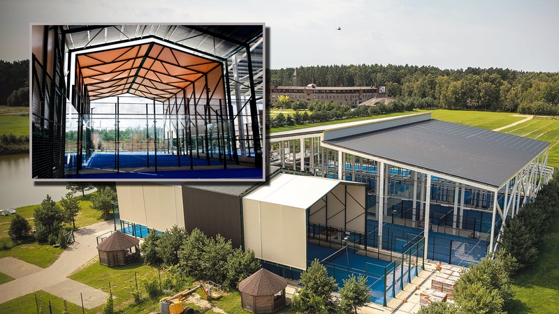 Unikumas: nauja „Atostogų parko“ padelio arena išsiskiria ypatingu aukščiu ir mobiliais kortų stogais, leidžiančiais žaisti tiek po atviru dangumi, tiek uždaroje erdvėje.