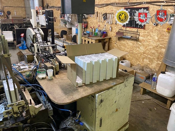 Kaune demaskuoto pogrindinio cigarečių fabriko byla – teisme