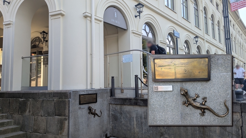 Puošmena: mįslingų senamiesčio gyventojų būrį papildė driežiukas, kuris pasakos dar vieną miesto istorijos dalį.