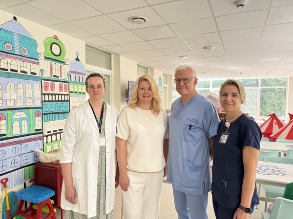 Vaikų chirurgijos skyriaus slaugos administratorė Justina Deveikienė, Agnė Ambrazevičienė, prof. dr. Dalius Malcius, doc. dr. Aušra Lukošiūtė-Urbonienė