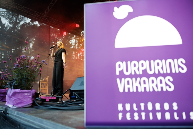 „Purpurinis vakaras“ prasidėjo atminties koncertu tarmiškos dainuojamosios poezijos pradininkui 