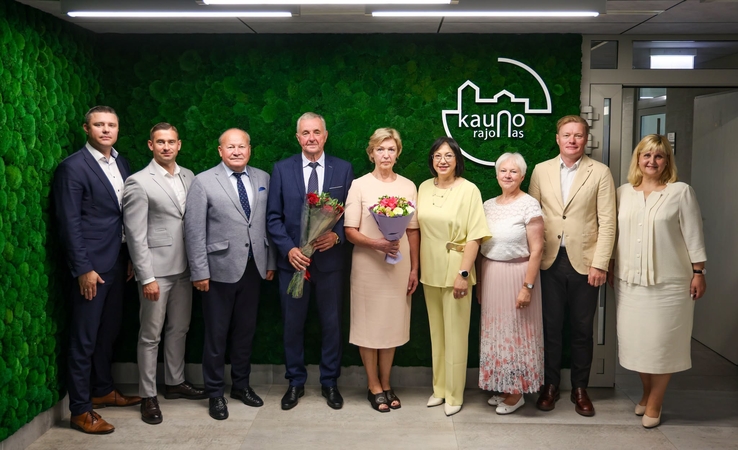 Pavyzdys: Jonučių darželio direktorė R. Makovskienė ir Vandžiogalos gimnazijos direktorius A. Šiušas (abu viduryje) – ilgamečiai švietimo bendruomenės lyderiai.