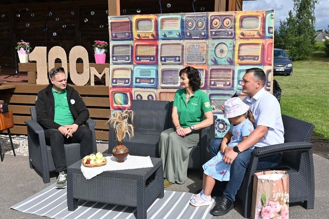 Svečias: improvizuotoje radijo studijoje apsilankė ir Raseinių rajono savivaldybės meras Arvydas Nekrošius (kairėje).