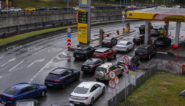 Rusijoje vėl įsisiūbavo degalų krizė: eilėse laukia po 15 valandų