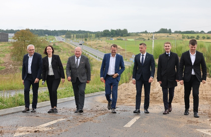 Vertinimas: neseniai Pakaunėje su komandos nariais viešėjęs „Via Lietuva“ generalinis direktorius M. Gedaminskas (viduryje) pabrėžė, kad Kauno rajonas yra viena aktyviausiai į kelių infrastruktūrą investuojančių savivaldybių.