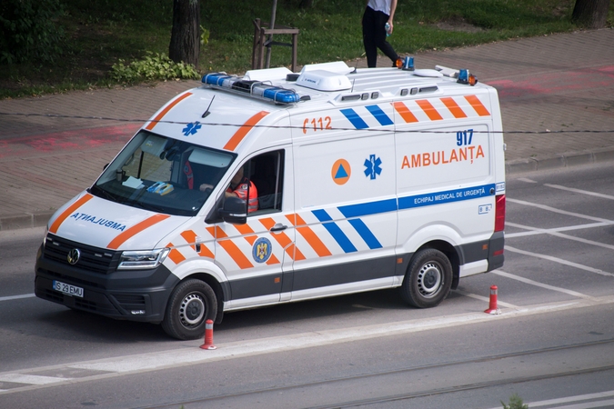 „TikToke“ prisižiūrėję melagienų, Transilvanijos kaimo gyventojai užpuolė medikų automobilį