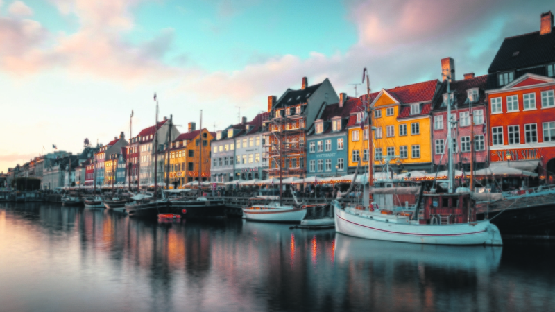 Autentika: atviruko verta Nyhavn krantinė Kopenhagoje mena spalvingus senuosius laikus. 