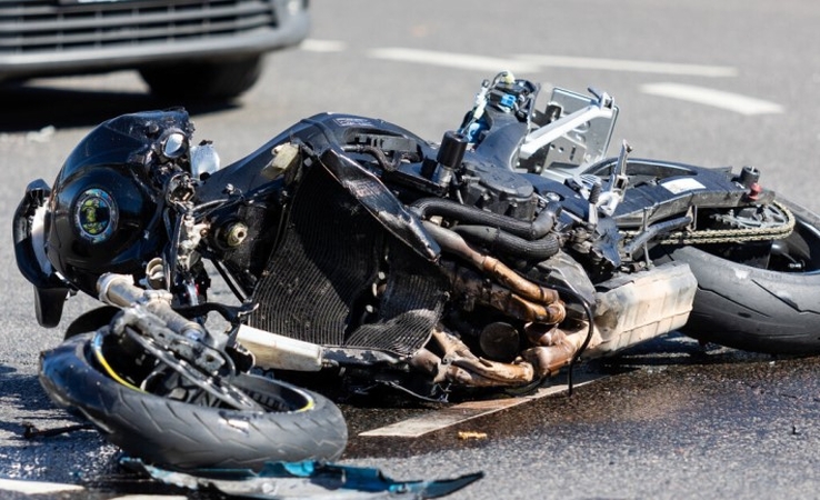 Jurbarko rajone nuo kelio nuvažiavus motociklui, ligoninėje mirė jo vairuotojas