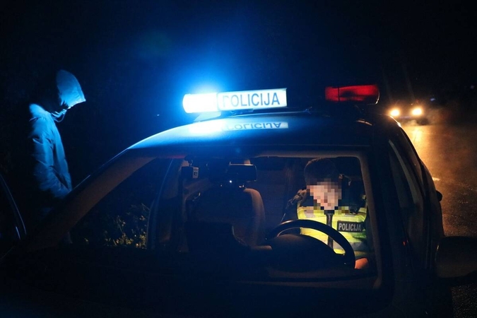 Apsvaigęs vyras vairavo automobilį, jo namuose – pareigūnus sudominęs radinys