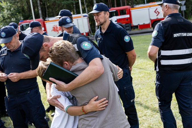 Vilniuje pasitikti ugniagesiai gelbėtojai, padėję gesinti miškų gaisrus Pietų Prancūzijoje