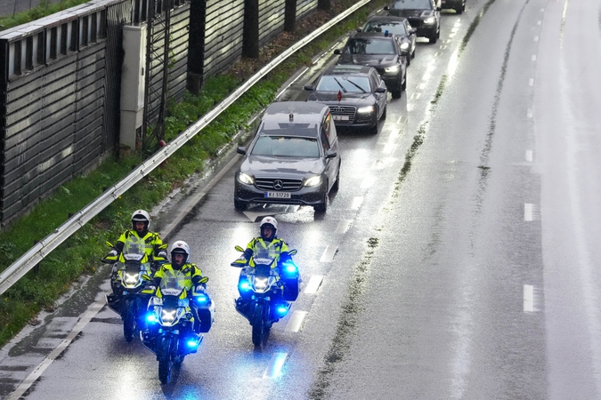 Televizija: procesija su Norvegijos karaliaus Haraldo karstu iš ligoninės išvyko į rūmus