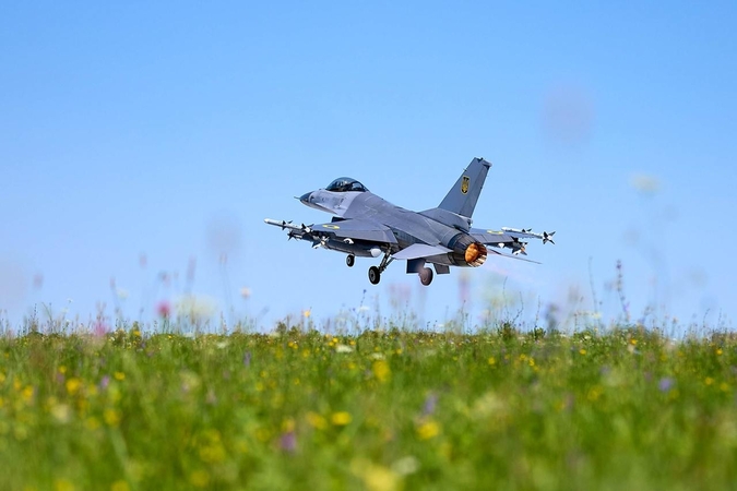 Ukrainos pilotas vijosi Rusijos raketą iki Lenkijos sienos, bet turėjo nutraukti misiją